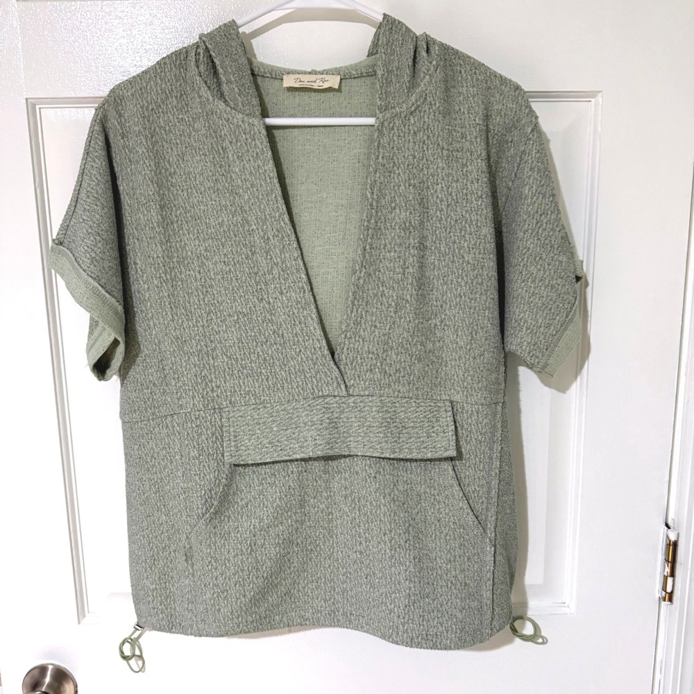 Doe and Rae Sage Green Short Sleeve V-Neck Hoodie Pullover Small S44984T